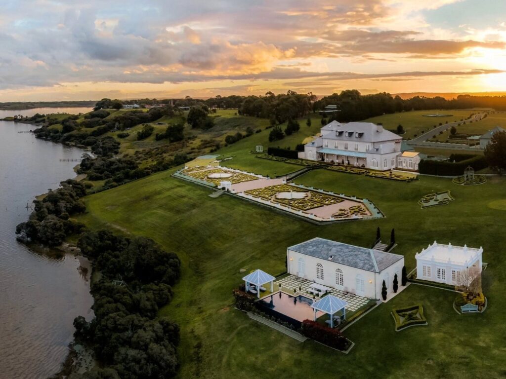 Campbell Point House, Lake Connewarre, Melbourne helicopter, Crown helicopter